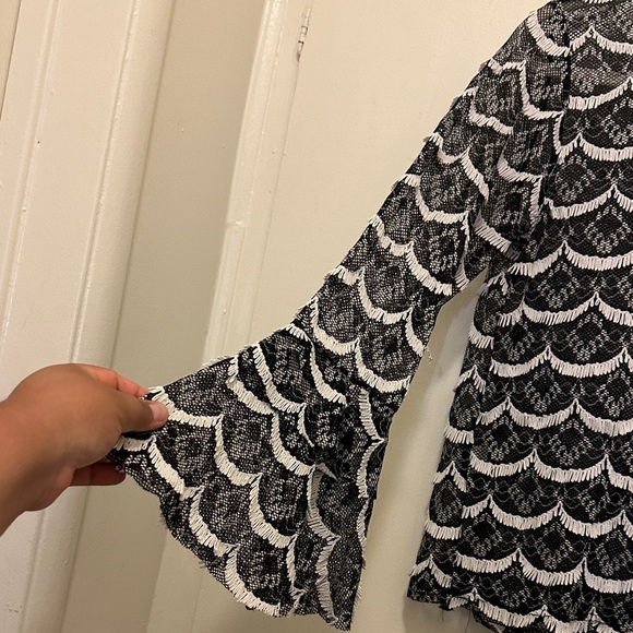 Chic Scallop Lace Black and White Blouse - Picture 4 of 8